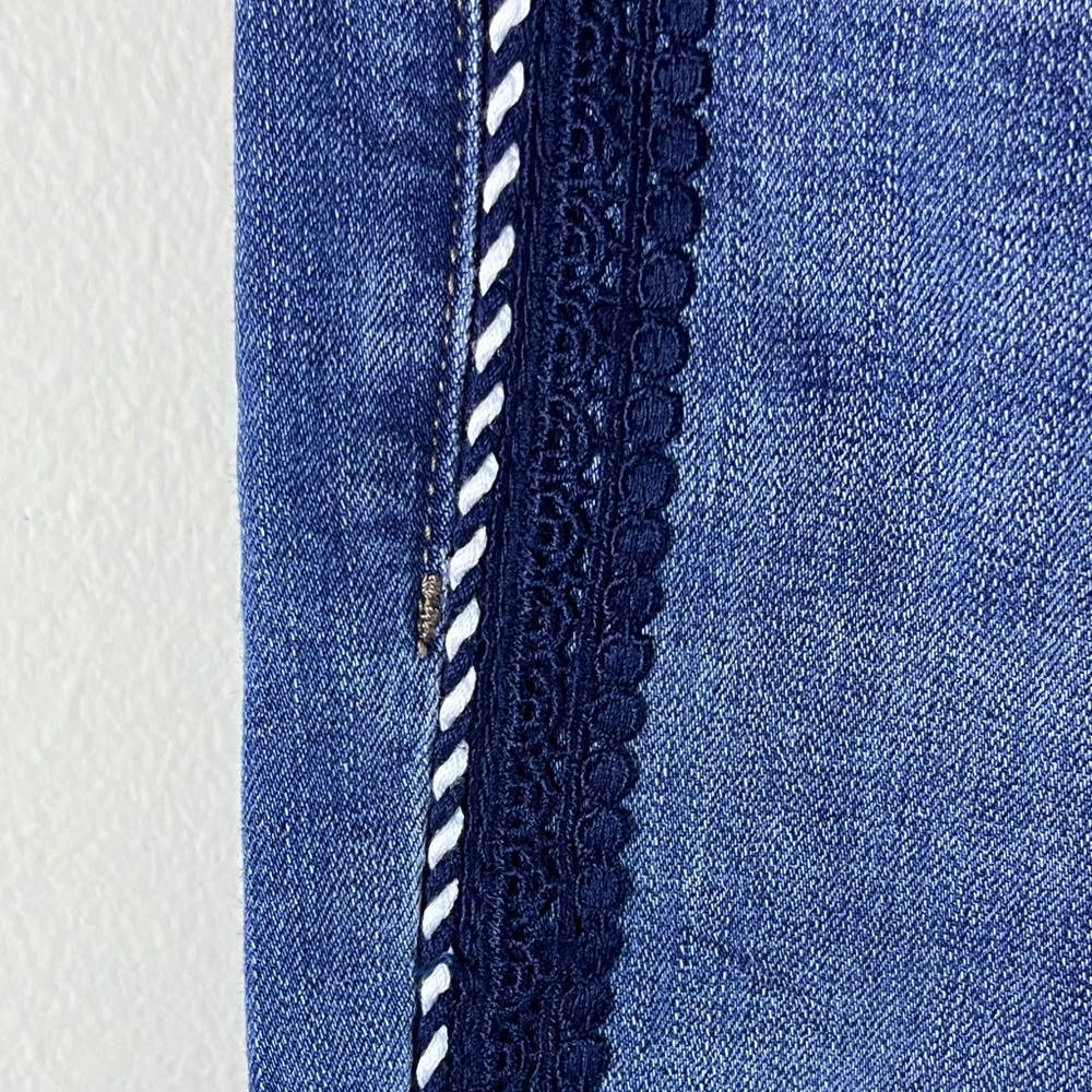 NWT Chico’s 2.5 So Slimming Girlfriend Slim Leg Crop Jeans with Rope Trim - Picture 3 of 10